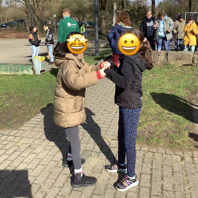 Zwei tanzende Schülerinnen