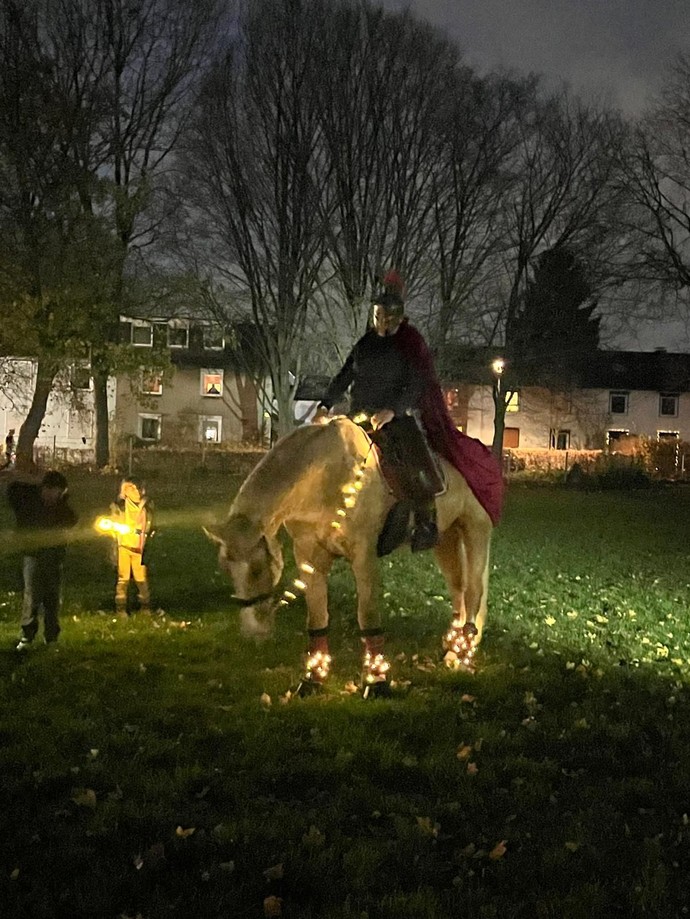 St. Martin sitzt auf seinem Pferd.