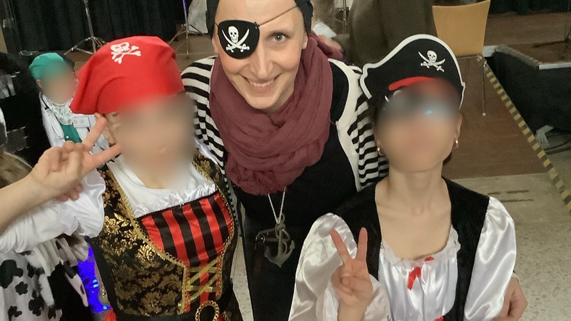 Drei Personen als Piraten verkleidet
