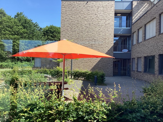 Ein aufgespannter Sonnenschirm