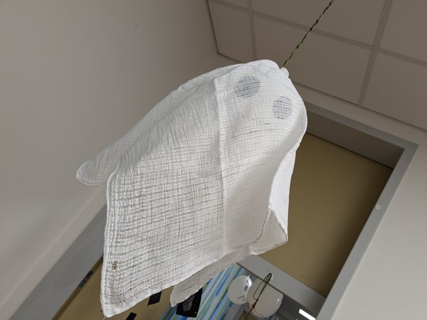Ein Tuch über einem Luftballon, so dass es aussieht, wie ein kleines Gespenst...