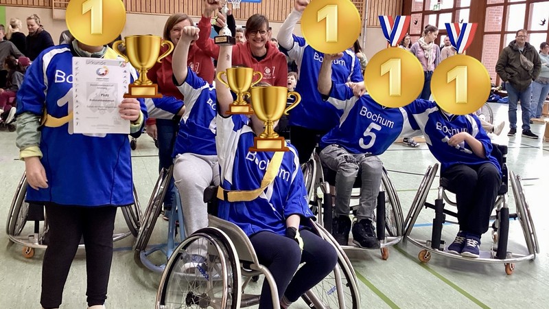 Gruppenbild mit jubelnden SpielerInnen der SaHL.