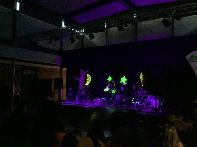 Schwarzlichtkulisse beim Martinsspiel.