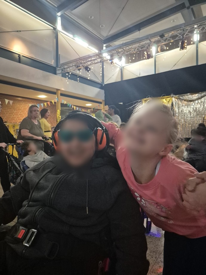 Zwei Schülerinnen lachen in die Kamera.