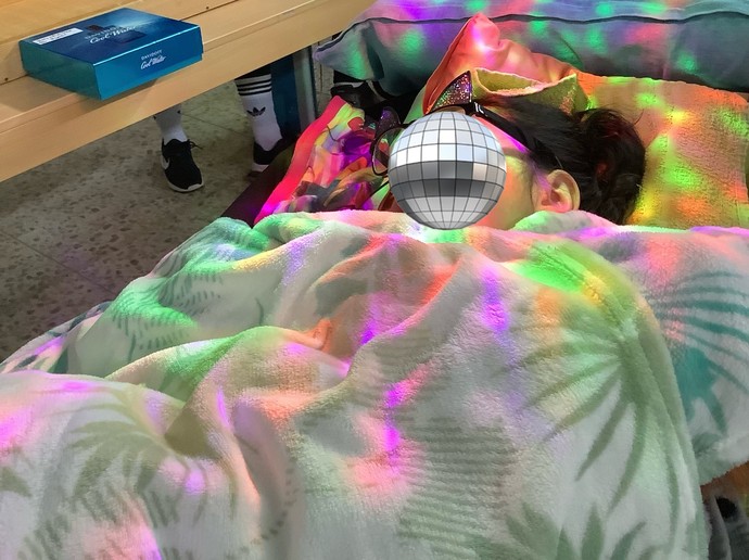 Verkleidete Schülerin im Discolicht.