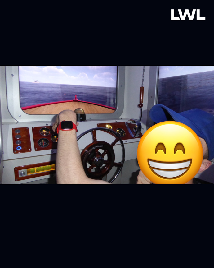 Ein Schüler im Schiff-Simulator