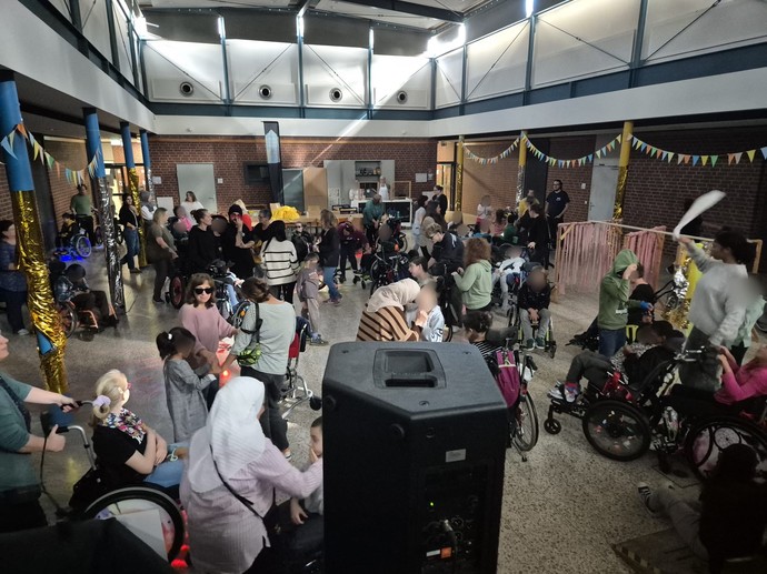 Tanzende Schülerinnen und Schüler im Forum.