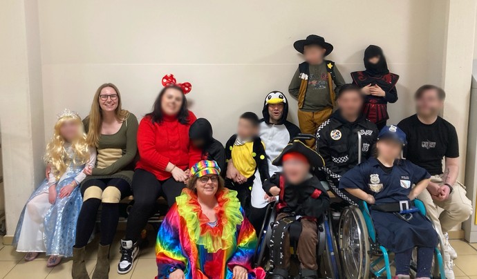 Ein Gruppenbild von vielen verkleideten Menschen