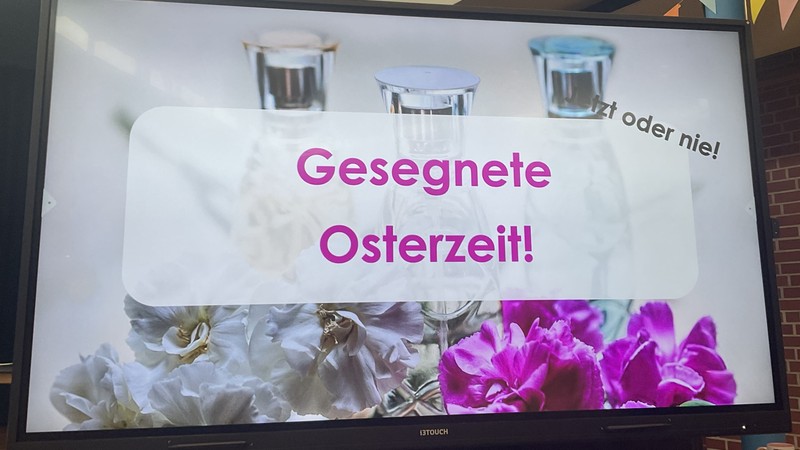Bildschirm mit dem Schriftzug "Gesegnete Osterzeit!"