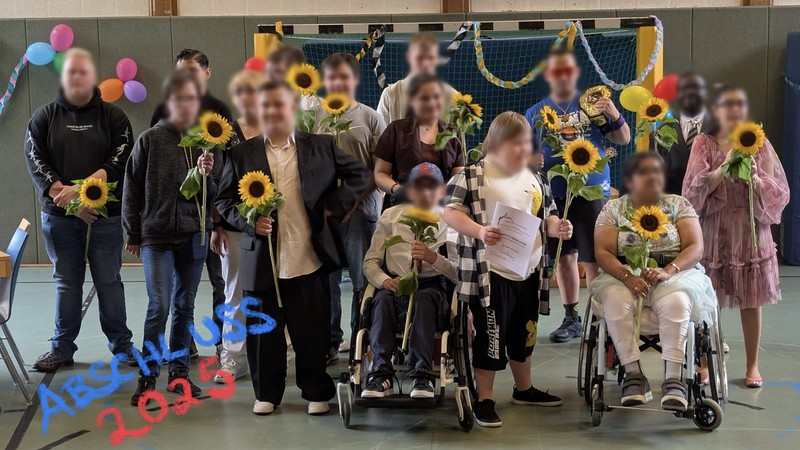 Gruppenbild aller EntlassschülerInnen