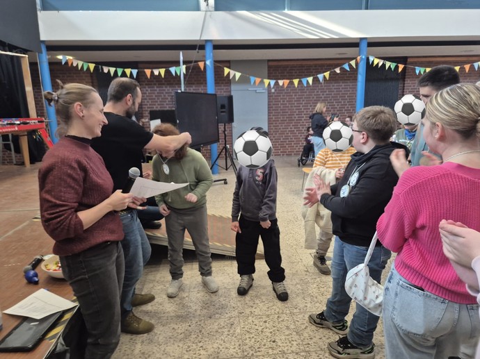 Alle bekommen bei der Siegerehrung eine Medaille.