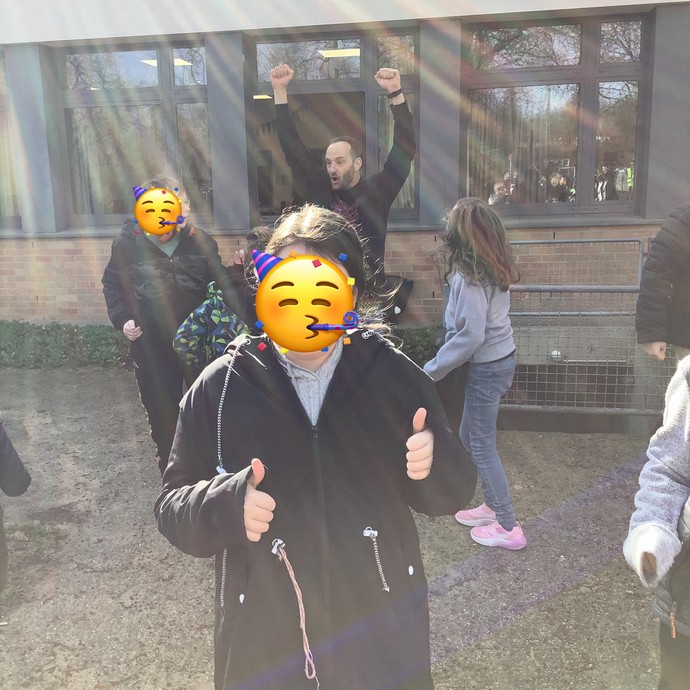 Tanzende Personen draußen auf Hof 1.