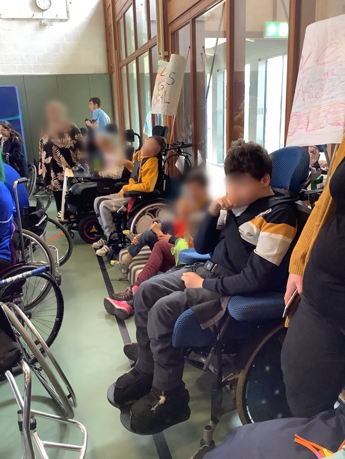 Viele Zuschauer und Zuschauerinnen am Spielfeldrand.