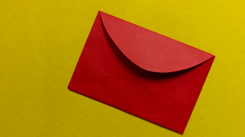 roter Briefumschlag vor gelbem Hintergrund