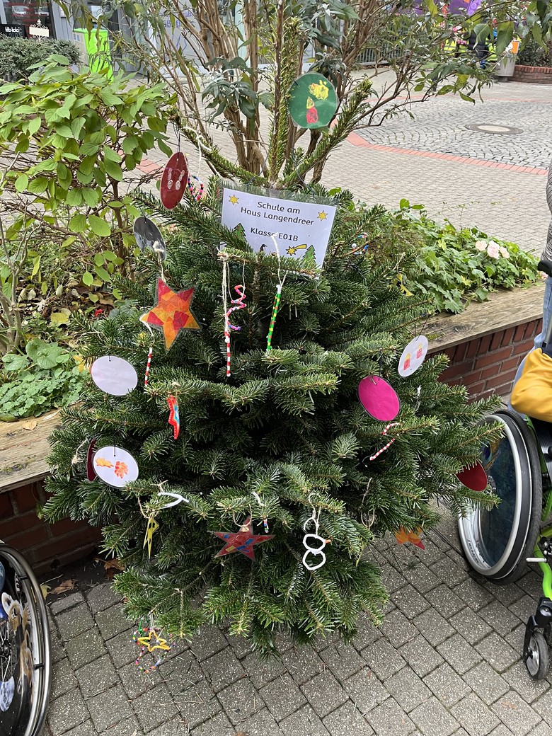 Ein kleiner Tannebaum mit Weihnachtsschmuck