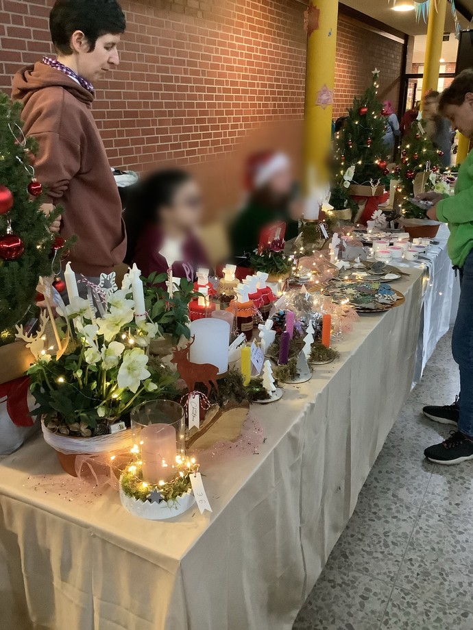 Ein Verkauftsstand mit Verkäufern und Besuchern