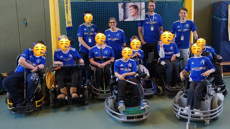 Mannschaftsbild des Siegerteams. Mannschaft steht im Tor, ein Foto von Rainer Fandrich hängt in der Mitte.