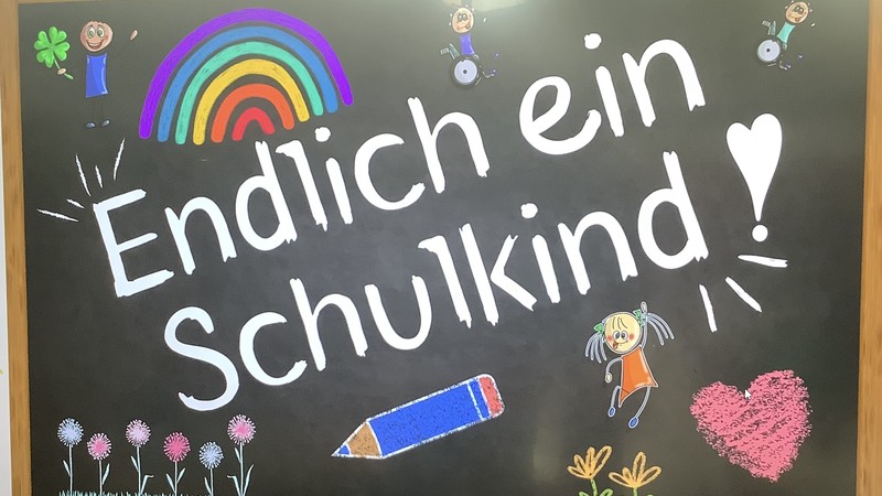 Eine digitale Tafel auf der steht: Endlich ein Schulkind!