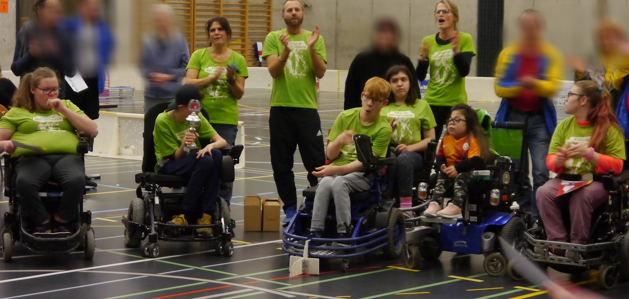 E-Rollstuhlhockeyspieler der Schule am Haus Langendreer in grünen Trikots applaudieren