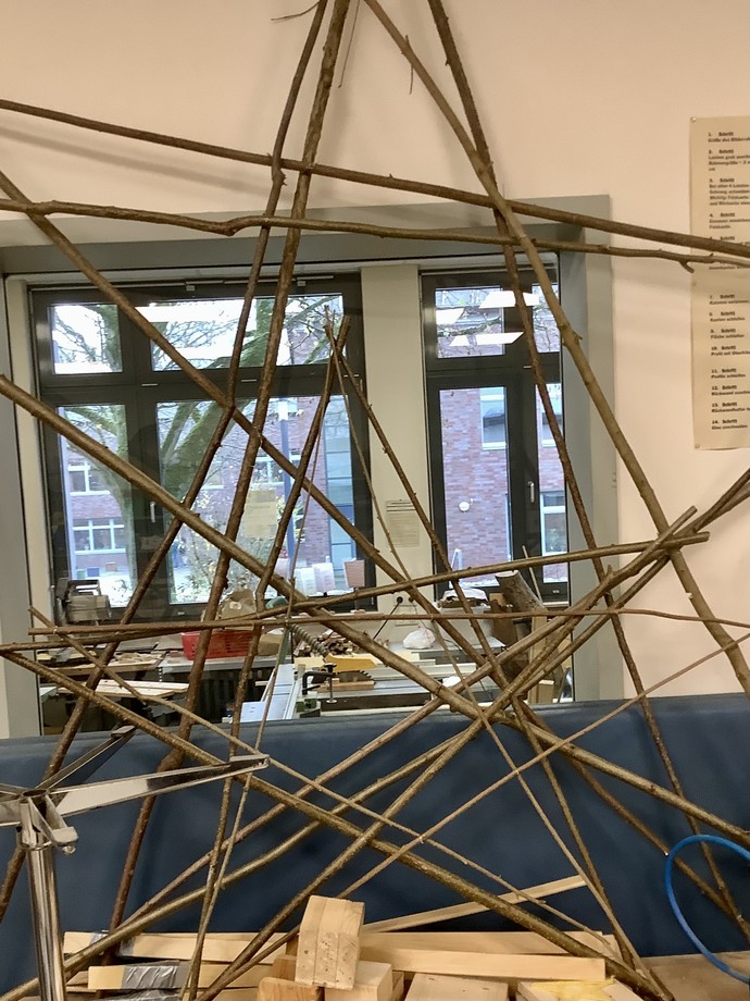 Große Holzsterne im Werkraum.