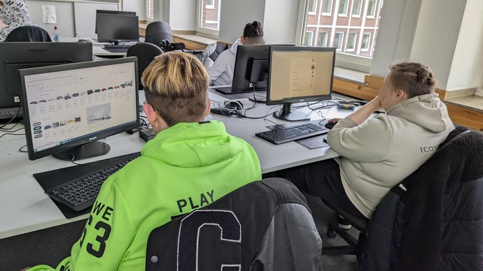 Zwei Schüler arbeiten am PC.