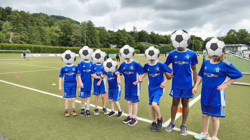 Ein Gruppenbild der Fußballmannschaft auf dem Spielfeld
