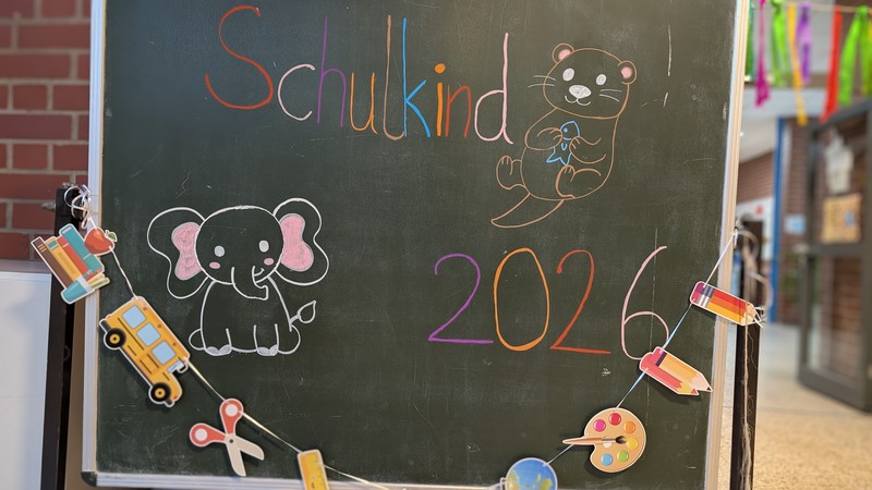 Eine Tafel mit der Aufschrift: Schulkind 2026