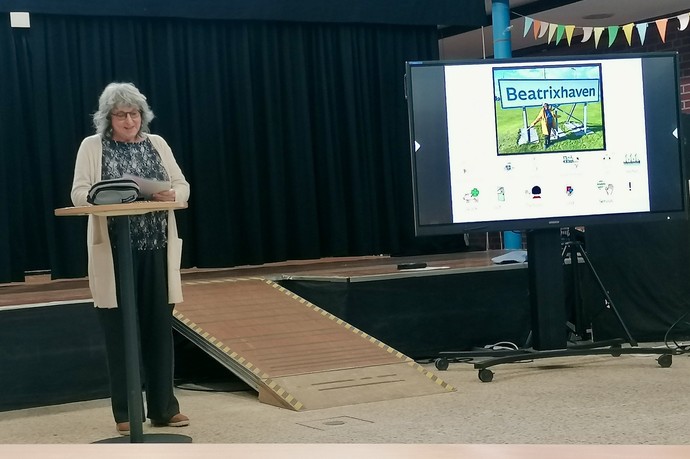 Frau Lüke steht hinter einem Pult, neben ihr ist ein Bildschirm aufgebaut.