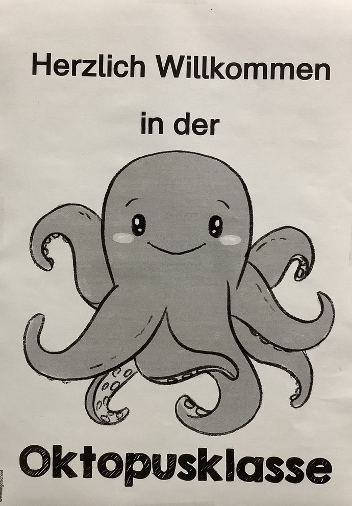 Ein Plakat auf dem steht: Herzlich Willkommen in der Oktopusklasse.