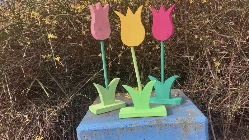 Drei bunte Tulpen aus Holz.