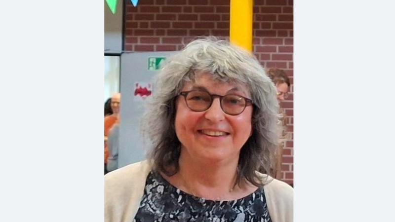 Frau Lüke lacht in die Kamera