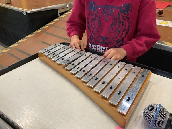 jemand spielt ein Glockenspiel