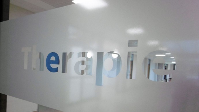 Glasscheibe mit den eingravierten Buchstaben THERAPIE