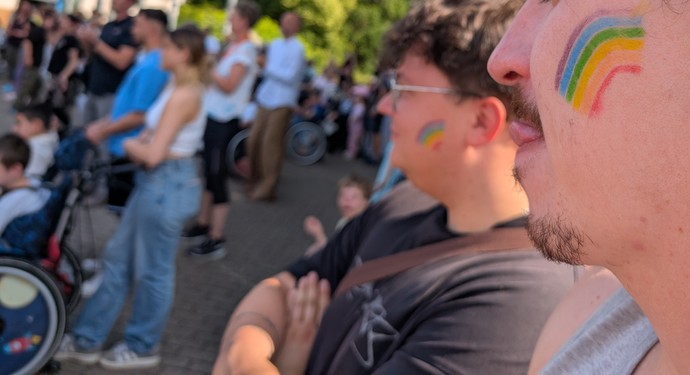 Regenbogenflaggen auf Gesichtern