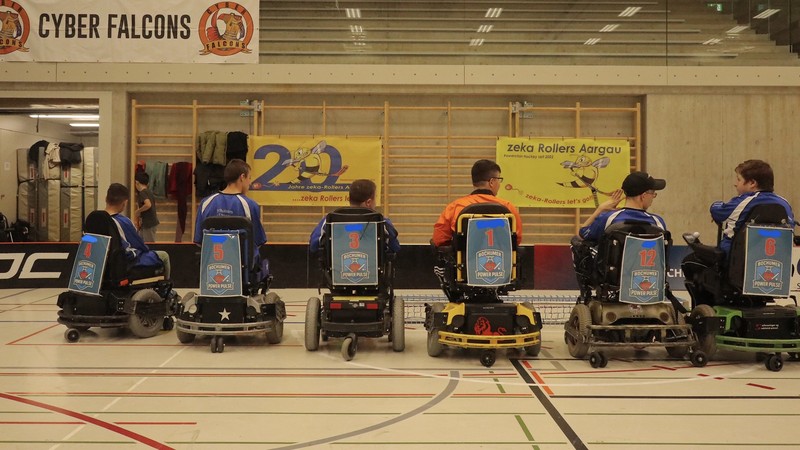 Mannschaftsbild von hinten fotografiert.