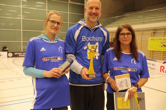 Das Lehrerteam mit Pokal und Urkunde.