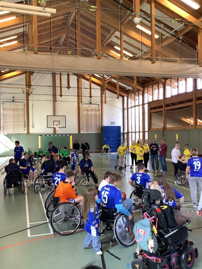 Viele Spielerinnen und Spieler auf der Spielfläche bei der Siegerehrung