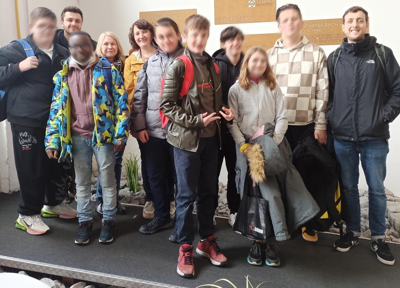 Gruppenfoto der Klassen 8A/8B - mehtrere Schüler:innen und Lehrkräfte stehen zusammen