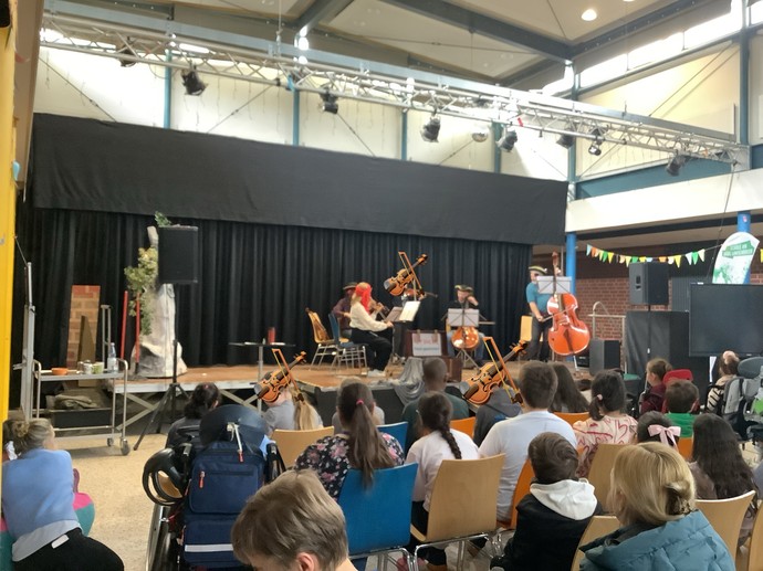 Ein Streichquartett spielt auf der Bühe ein Konzert.