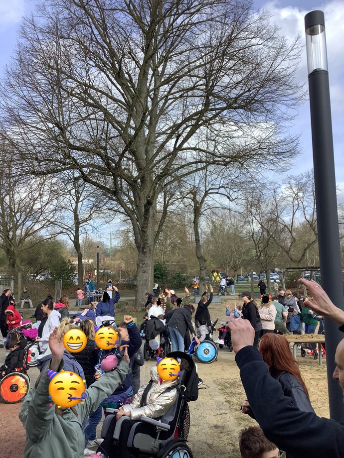 Viele tanzende Menschen draußen auf Hof 1.