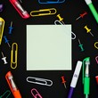 Notizzettel, Stifte und Büroklammern liegen auf einer Schreibtisch-Unterlage