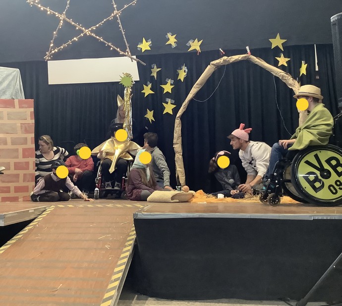 Viele Schülerinnen und Schüler sind auf der Bühne, über ihnen sind Sterne.