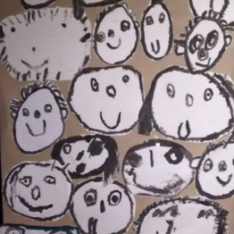 Viele von Kindern gezeichnete Köpfe mit verschiedenen Gesichtsausdrücken.