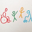 Vier Personen als gezeichnete Strichmännchen nebeneinander. Von links nach rechts: Eine rote Person im Rollstuhl, eine grüne und eine gelbe stehende Person, eine blaue mit Rollator.