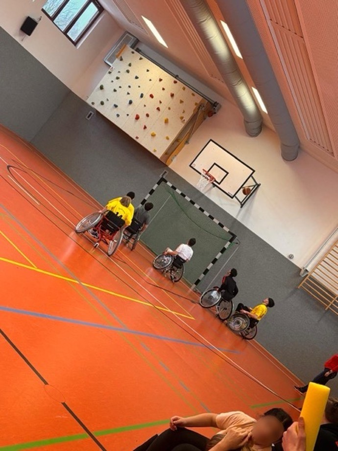 Eine Spielszene, der Basketball fliegt Richtung Korb.