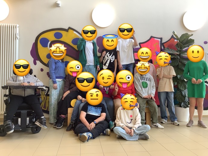 Gruppenfoto der neuen Redaktion vor der Grafittiwand in der Schule.