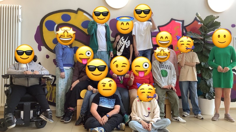 Gruppenfoto der neuen Redaktion vor der Grafittiwand in der Schule.