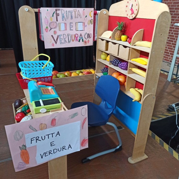 Ein Obst- und Gemüseladen steht als Kulisse für ein Theaterstuck bereit.