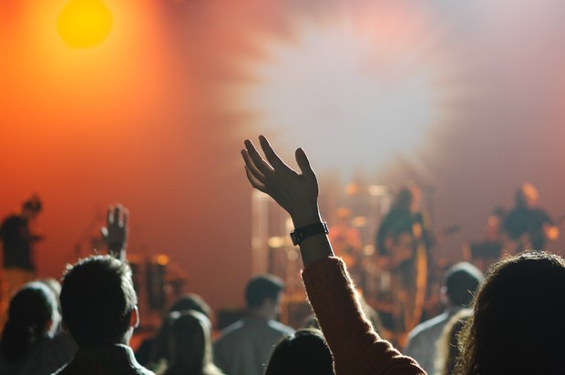 Publikum jubelt einer Musik-Band zu.
