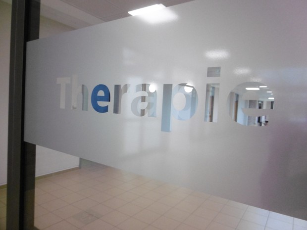 Schriftzug "Therapie" am Eingang zum Therapie-Flur